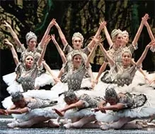 Danseurs interprétant le ballet Casse-Noisette sur scène